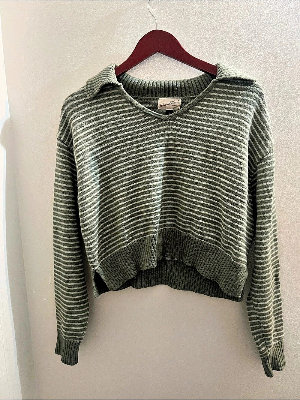 Universal Thread Striped V-Neck Sweater in Green & White Size Medium